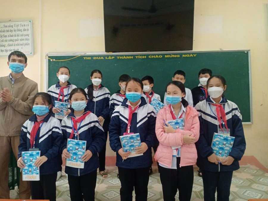Thầy Phi tặng quà động viên các học sinh trong lớp đạt kết quả học tập tốt. Thầy Phi tặng quà động viên các học sinh trong lớp đạt kết quả học tập tốt.