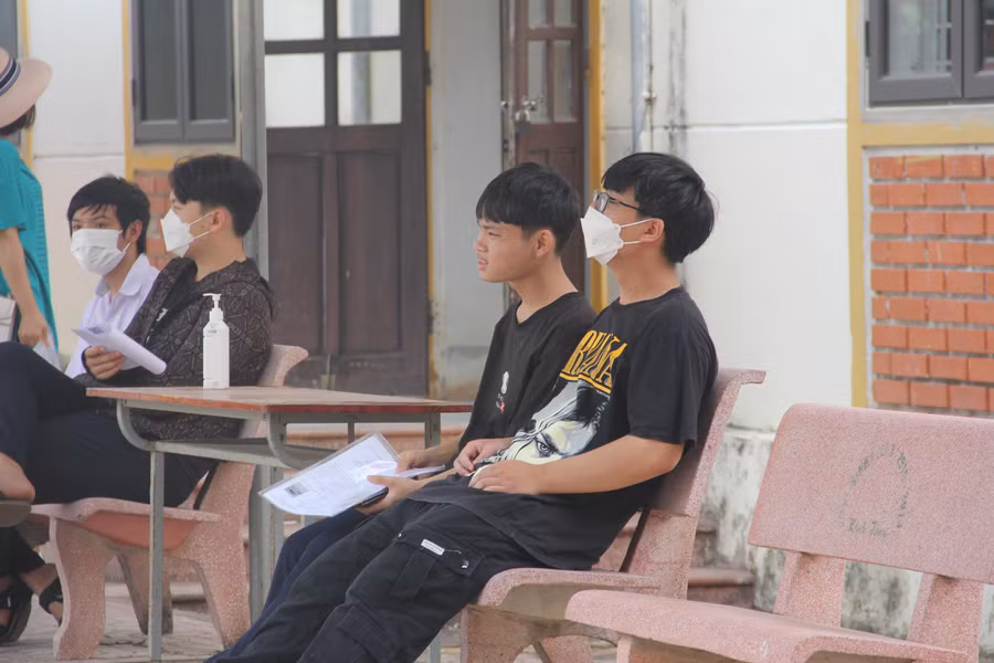 Nhiều thí sinh khá hồi hộp trước buổi thi môn Toán.