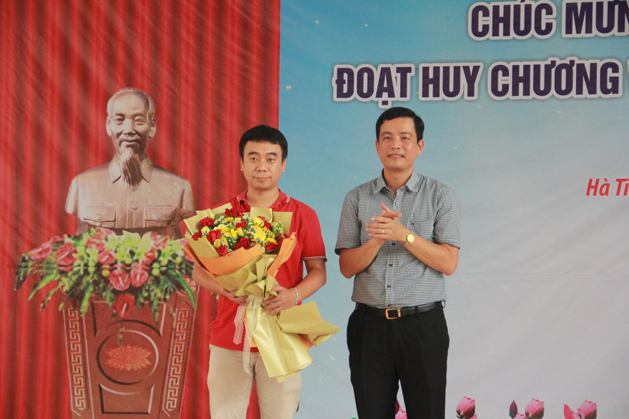 Thầy giáo Đặng Đình Hảo, GV chủ nhiệm lớp 12 Hóa, THPT chuyên Hà Tĩnh. Thầy giáo Đặng Đình Hảo, GV chủ nhiệm lớp 12 Hóa, THPT chuyên Hà Tĩnh.