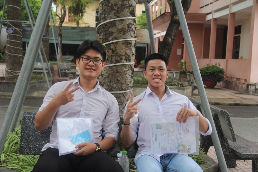 Thí sinh Nguyễn Trung Hiếu, điểm thi THPT Phan Đình Phùng, dự đoán đề thi môn Ngữ Văn sẽ ra Chiếc thuyền ngoài xa hoặc Vợ chồng A Phủ. Thí sinh Nguyễn Trung Hiếu, điểm thi THPT Phan Đình Phùng, dự đoán đề thi môn Ngữ Văn sẽ ra Chiếc thuyền ngoài xa hoặc Vợ chồng A Phủ.