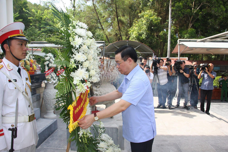 Chủ tịch Quốc hội Vương Đình Huệ dâng hoa tại khu mộ 10 nữ liệt sỹ đã hy sinh tại Ngã Ba Đồng Lộc. Chủ tịch Quốc hội Vương Đình Huệ dâng hoa tại khu mộ 10 nữ liệt sỹ đã hy sinh tại Ngã Ba Đồng Lộc.