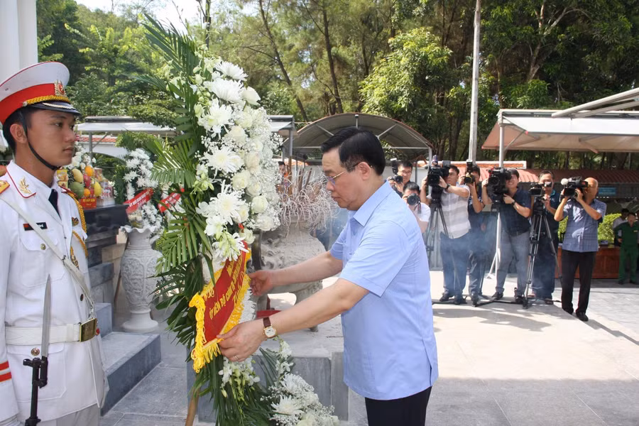 Chủ tịch Quốc hội Vương Đình Huệ dâng hoa tại khu mộ 10 nữ liệt sỹ đã hy sinh tại Ngã Ba Đồng Lộc.