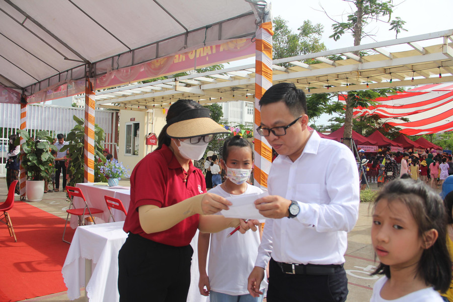 Giáo viên hướng dẫn các gian hàng, vị trí từng khi vực cho phụ huynh và học sinh đến tham gia.