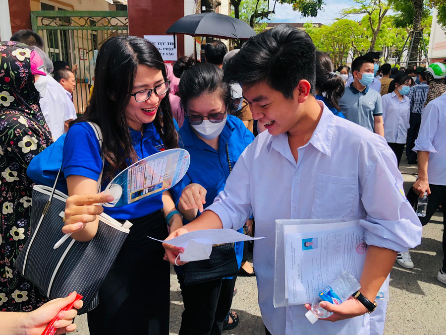 Tình nguyện viên chia vui với các thí sinh tại điểm thi THPT Phan Đình Phùng sau buổi thi cuối cùng. Tình nguyện viên chia vui với các thí sinh tại điểm thi THPT Phan Đình Phùng sau buổi thi cuối cùng.