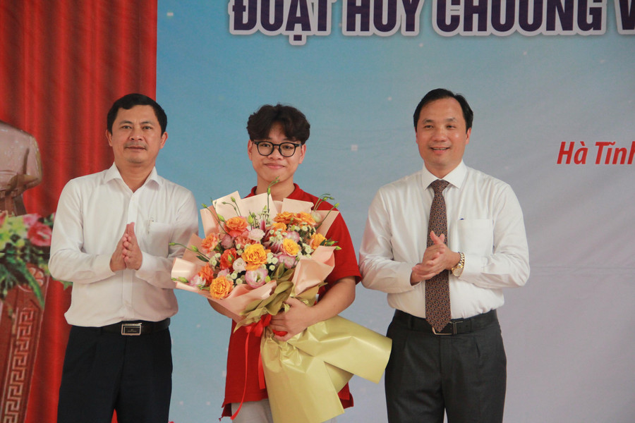 Lãnh đạo tỉnh Hà Tĩnh tặng hoa chúc mừng em Phan Xuân Hành, HCV Olympic Hóa quốc tế. Lãnh đạo tỉnh Hà Tĩnh tặng hoa chúc mừng em Phan Xuân Hành, HCV Olympic Hóa quốc tế.