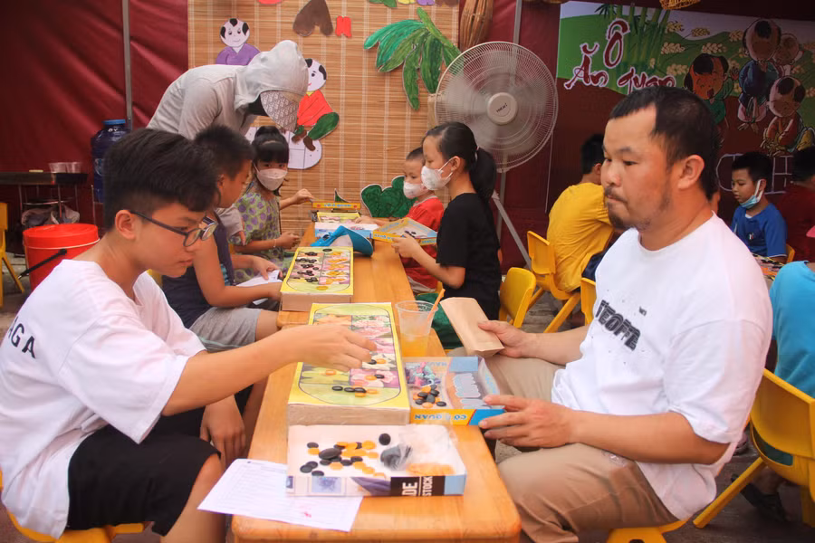 Phụ huynh tham gia trải nghiệm các hoạt động cùng con.