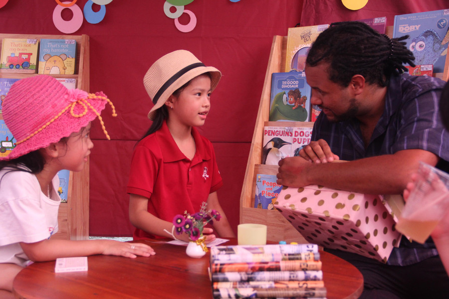 Ngày hội Kết nối - iSchool Open Day còn tạo cơ hội để các bạn nhỏ gặp gỡ, giao lưu, tiếp xúc với các thầy cô giáo viên tiếng Anh hiện đang làm việc tại iSchool Hà Tĩnh.