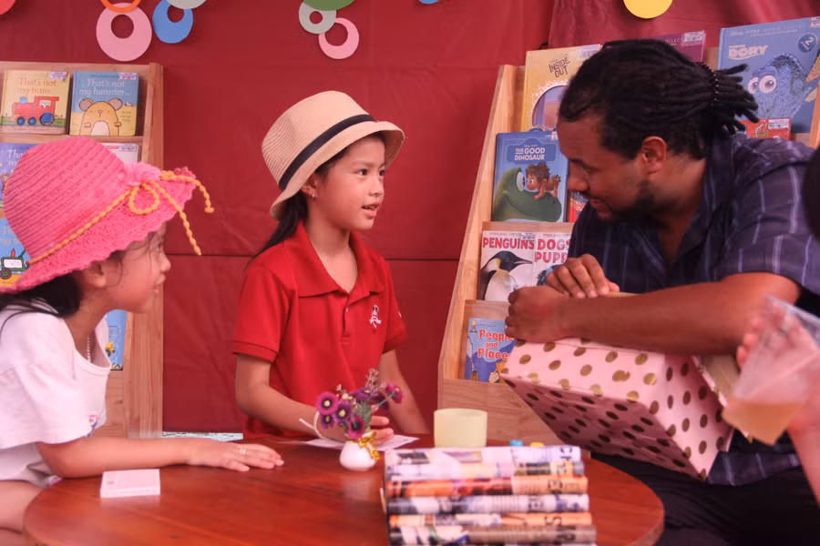 Ngày hội Kết nối - iSchool Open Day còn tạo cơ hội để các bạn nhỏ gặp gỡ, giao lưu, tiếp xúc với các thầy cô giáo viên tiếng Anh hiện đang làm việc tại iSchool Hà Tĩnh.