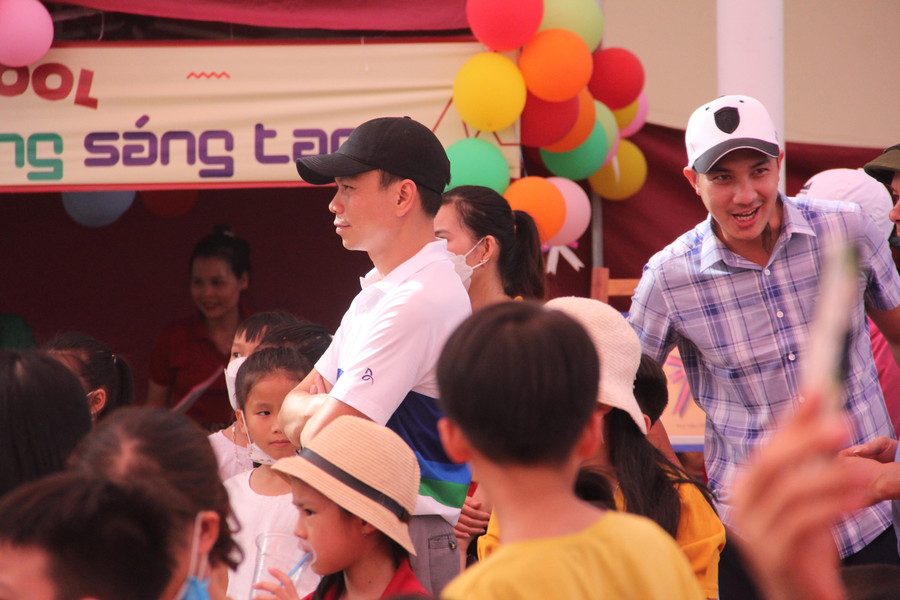 Nhiều phụ huynh cũng tỏ ra hào hứng với hoạt động thú vị của nhà trường tại Ngày hội Kết nối.