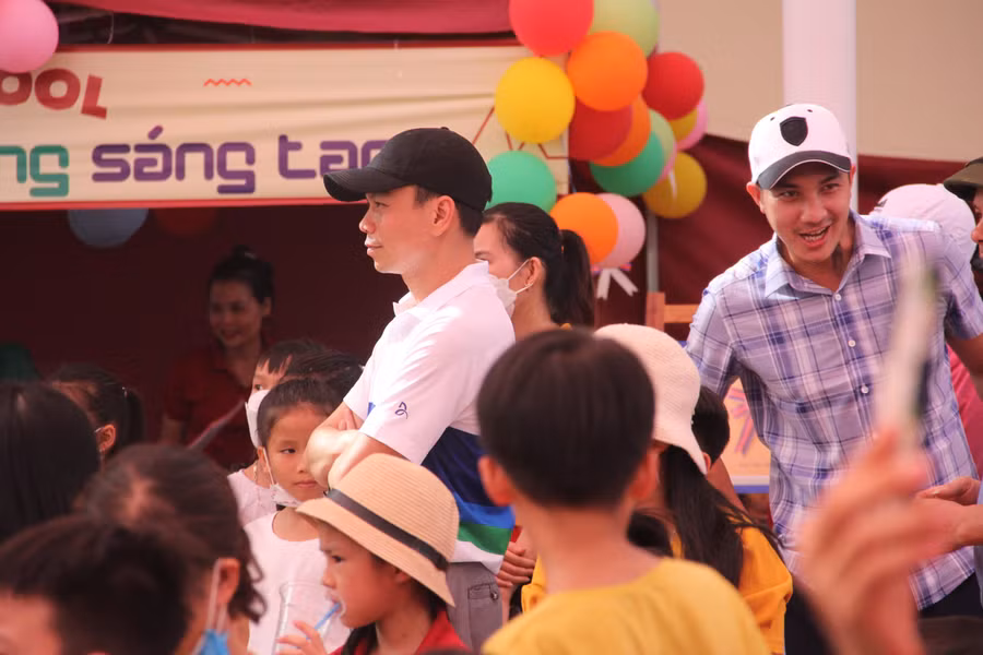 Nhiều phụ huynh cũng tỏ ra hào hứng với hoạt động thú vị của nhà trường tại Ngày hội Kết nối.