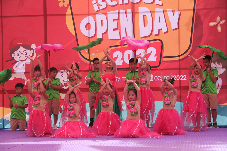 Chiều 2/7, trường Hội nhập Quốc tế iSchool vừa tổ chức Ngày hội kết nối – iSchool Open Day. Đây là hoạt động thường niên của nhà trường với mục đích tạo sân chơi bổ ích giúp các em học sinh làm quen với môi trường học tập, rèn luyện các kỹ năng.