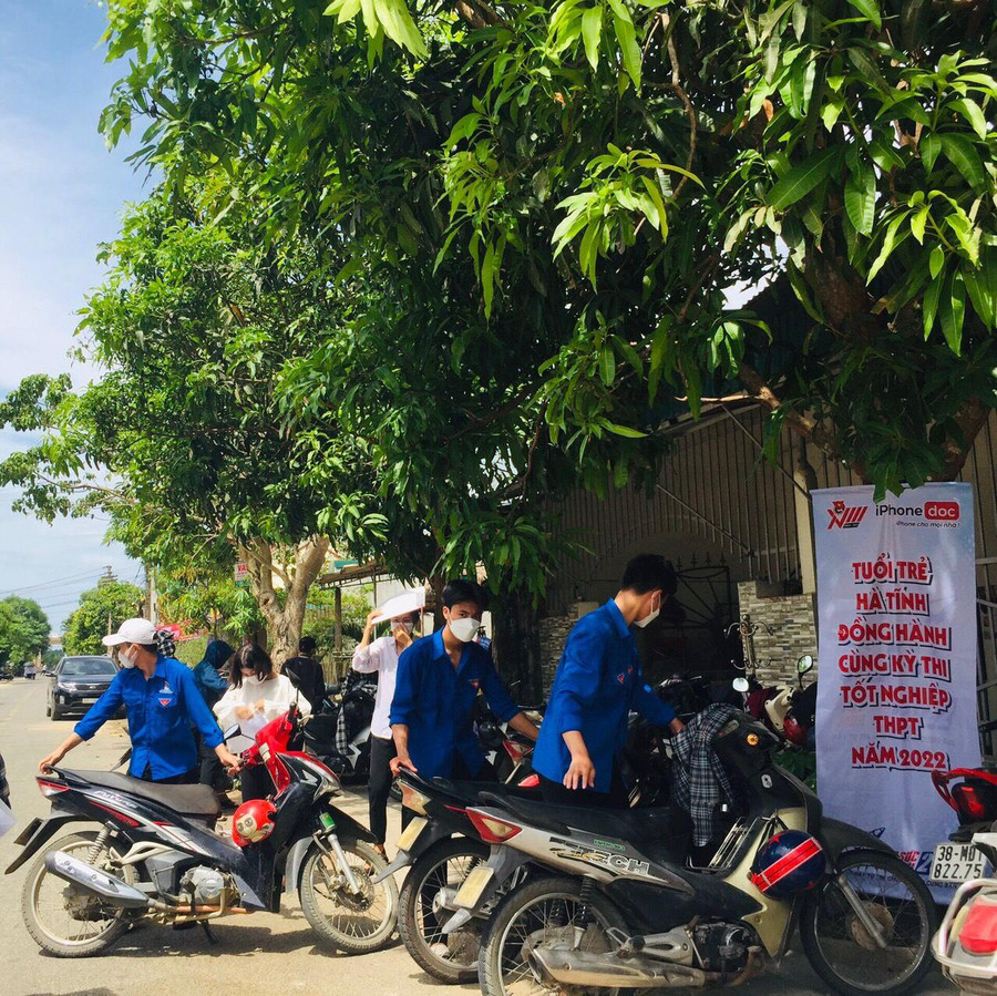 Tình nguyện viên giữ xe miễn phí cho thí sinh tại các điểm thi. Tình nguyện viên giữ xe miễn phí cho thí sinh tại các điểm thi.