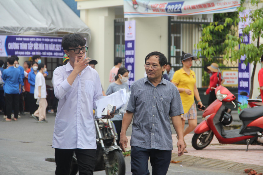 Phụ huynh cũng trút được áp lực sau gần 3 ngày thi căng thẳng. Phụ huynh cũng trút được áp lực sau gần 3 ngày thi căng thẳng.