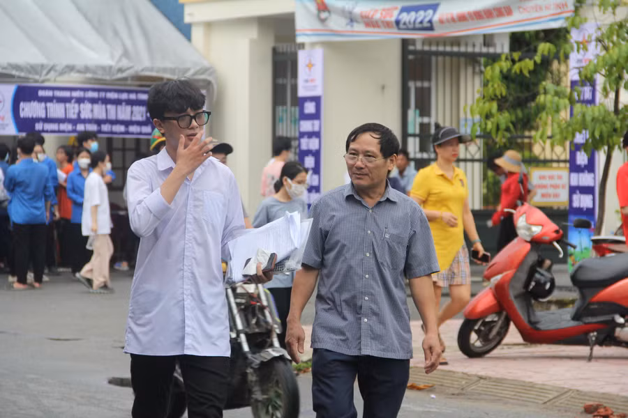 Phụ huynh cũng trút được áp lực sau gần 3 ngày thi căng thẳng.