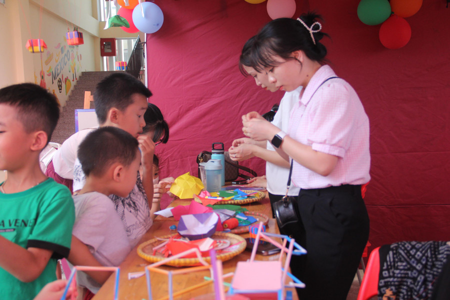 Gian hàng Kết nối ý tưởng sáng tạo của Tổ 2-3 Khối Tiểu học.