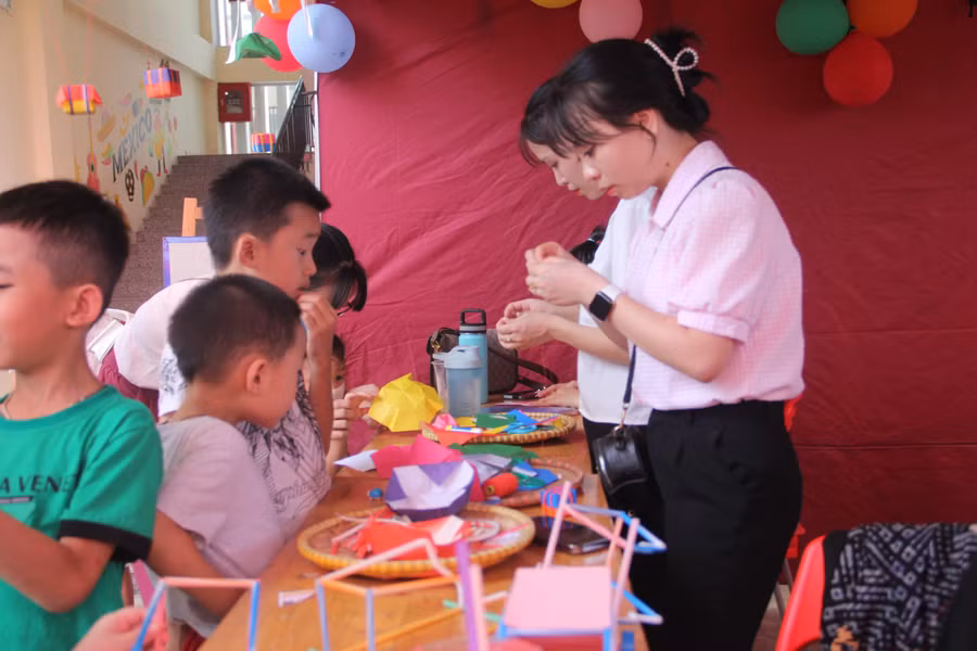 Gian hàng Kết nối ý tưởng sáng tạo của Tổ 2-3 Khối Tiểu học.