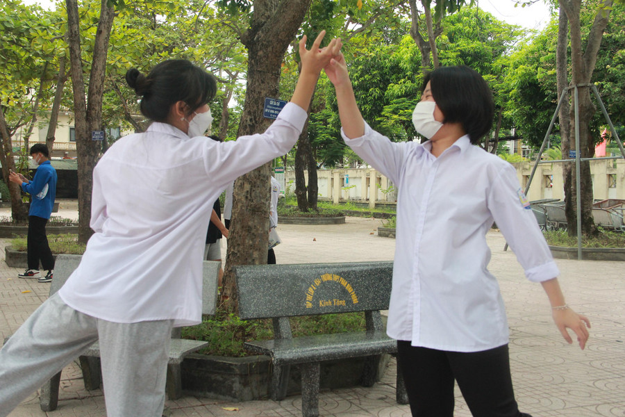 Thí sinh chúc mừng nhau hoàn thành môn thi cuối cùng của kỳ thi tốt nghiệp THPT. Thí sinh chúc mừng nhau hoàn thành môn thi cuối cùng của kỳ thi tốt nghiệp THPT.