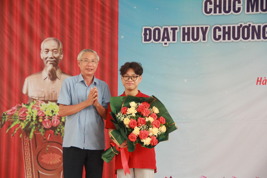Phan Xuân Hành đón nhận hoa và quà chúc mừng do Hội Khuyến học Hà Tĩnh trao tặng. Phan Xuân Hành đón nhận hoa và quà chúc mừng do Hội Khuyến học Hà Tĩnh trao tặng.