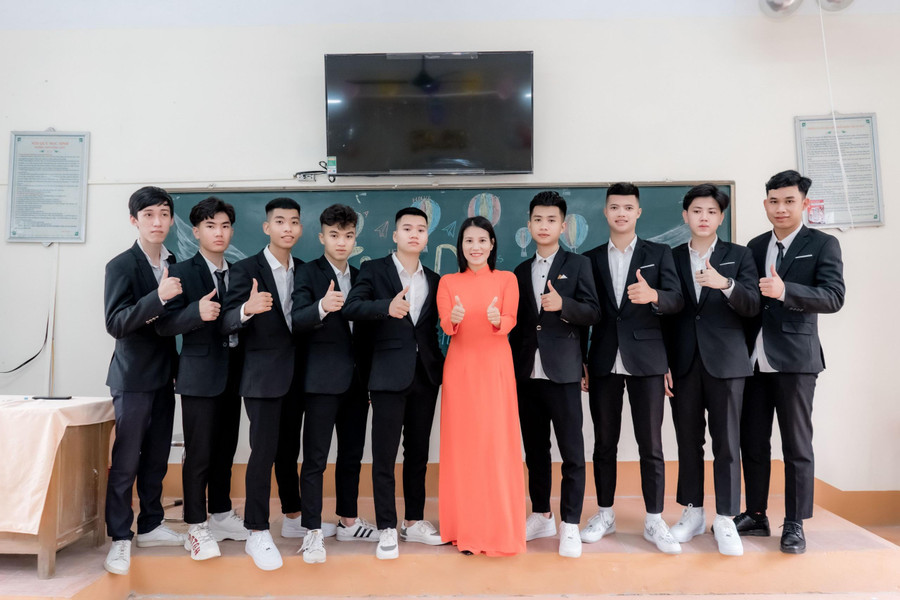 Ngoài sự cố gắng của bản thân, quá trình ôn thi lại của Mạnh có sự động viên và hỗ trợ từ các thầy cô giáo Trường THPT Hồng Lĩnh. Ngoài sự cố gắng của bản thân, quá trình ôn thi lại của Mạnh có sự động viên và hỗ trợ từ các thầy cô giáo Trường THPT Hồng Lĩnh.