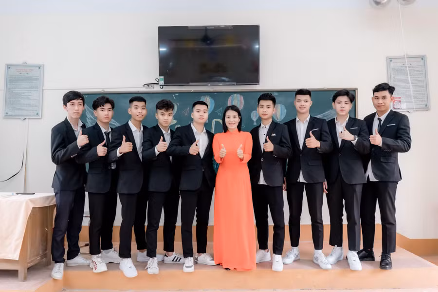 Ngoài sự cố gắng của bản thân, quá trình ôn thi lại của Mạnh có sự động viên và hỗ trợ từ các thầy cô giáo Trường THPT Hồng Lĩnh.