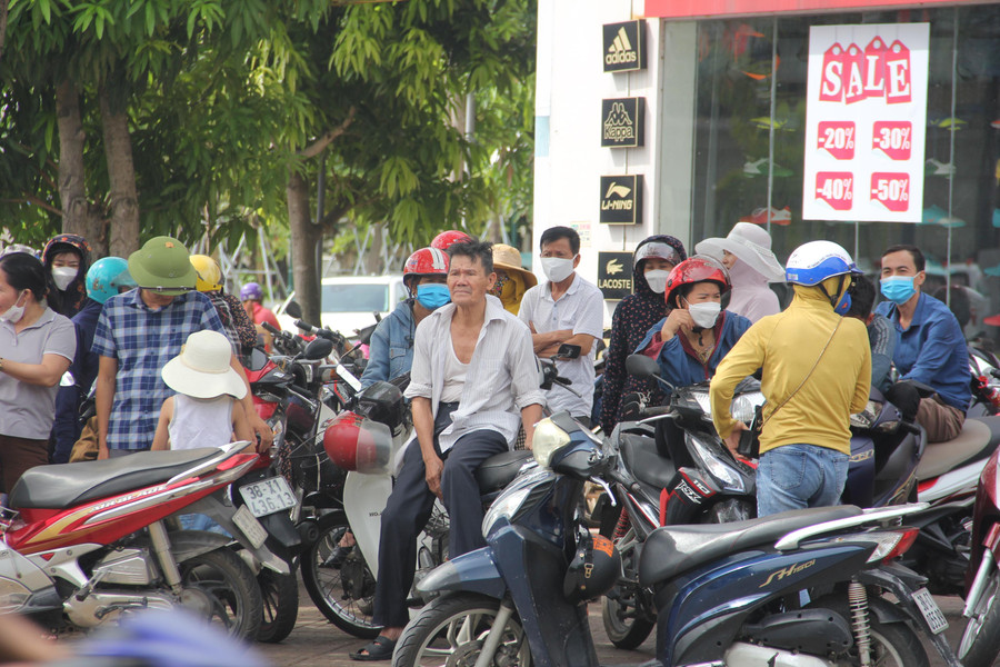 Phụ huynh thấp thỏm đợi con trước cổng trường.