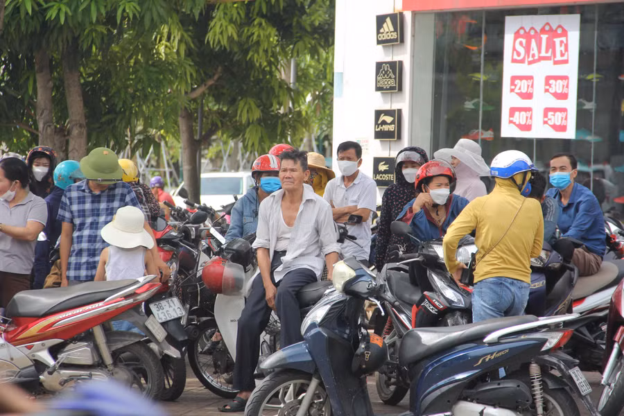 Phụ huynh thấp thỏm đợi con trước cổng trường.