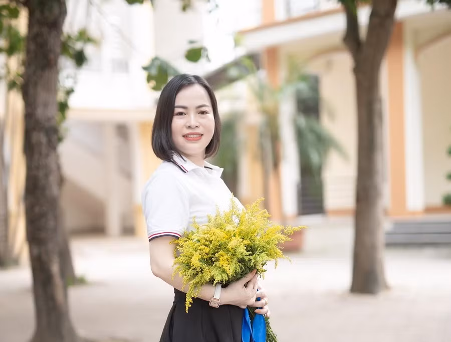 Cô giáo Nguyễn Thị Quỳnh Giang - GV Ngữ Văn trường THPT Hồng Lĩnh, Hà Tĩnh. Cô giáo Nguyễn Thị Quỳnh Giang - GV Ngữ Văn trường THPT Hồng Lĩnh, Hà Tĩnh.