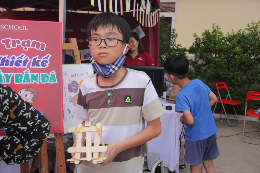 Em Đào Xuân Tùng (lớp 5A1, trường Hội nhập Quốc tế iSchool) bên mô hình thiết kế máy bắn đá tự chế. Tùng cho biết em thấy các hoạt động tại Ngày hội Kết nối rất bổ ích. Bản thân em thích nhất là gian hàng Tiếng Anh và Khoa học đời sống.