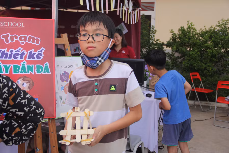 Em Đào Xuân Tùng (lớp 5A1, trường Hội nhập Quốc tế iSchool) bên mô hình thiết kế máy bắn đá tự chế. Tùng cho biết em thấy các hoạt động tại Ngày hội Kết nối rất bổ ích. Bản thân em thích nhất là gian hàng Tiếng Anh và Khoa học đời sống.