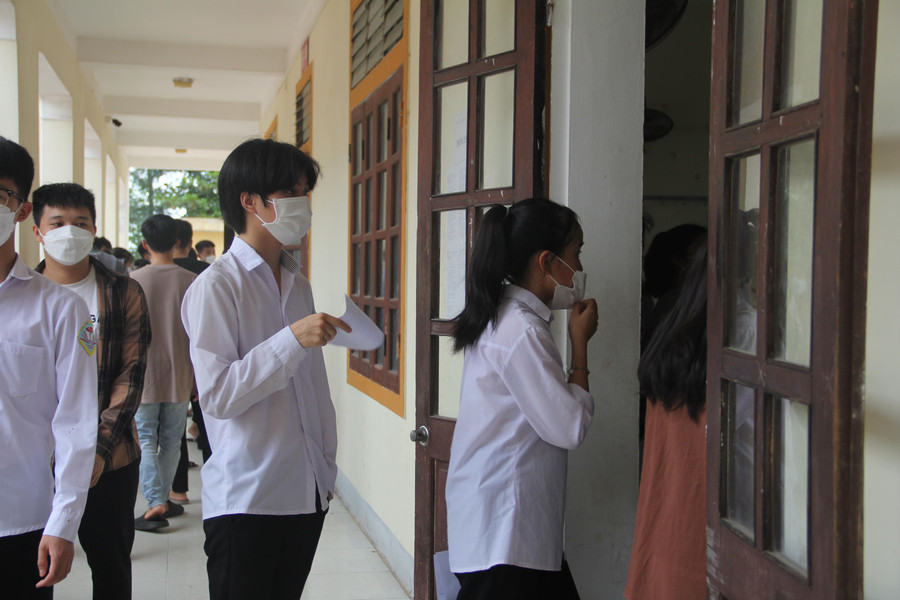 Bài thi tổ hợp bắt đầu lúc 7h35 phút.