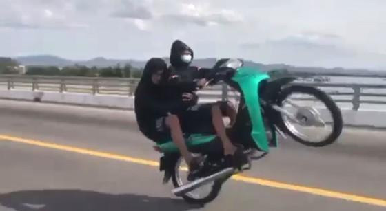 Hình ảnh vi phạm cắt từ clip. Hình ảnh vi phạm cắt từ clip.