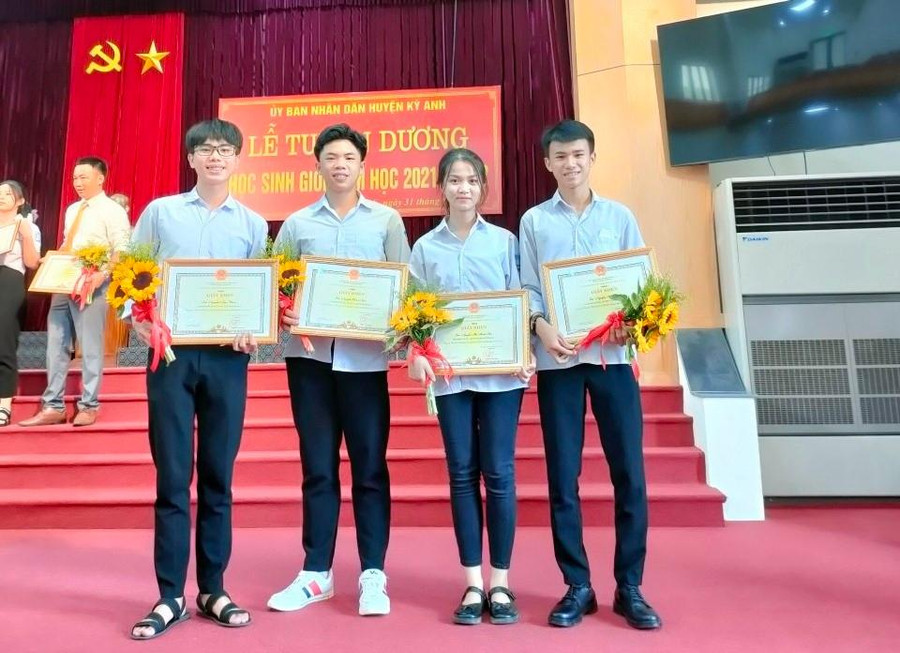 Suốt 12 năm học, Nguyễn Anh Quân luôn giành được kết quả học tập xuất sắc. Suốt 12 năm học, Nguyễn Anh Quân luôn giành được kết quả học tập xuất sắc.