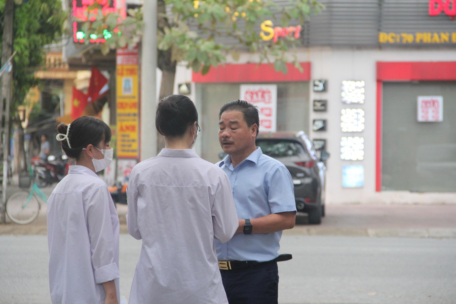 Thí sinh trao đổi bài với phụ huynh sau khi kết thúc buổi thi. Thí sinh trao đổi bài với phụ huynh sau khi kết thúc buổi thi.