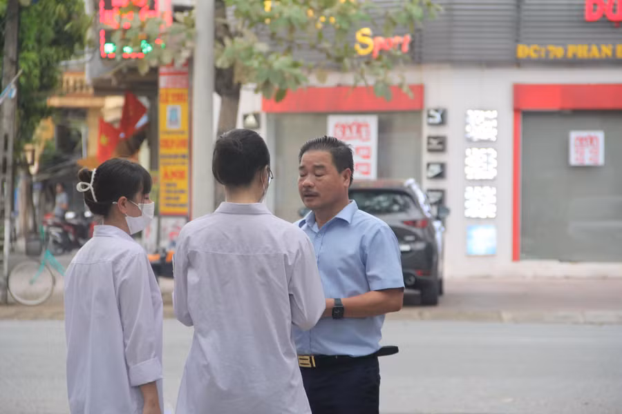 Thí sinh trao đổi bài với phụ huynh sau khi kết thúc buổi thi.