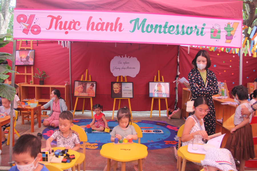 Năm nay, Ngày hội Kết nối trường iSchool Hà Tĩnh có 10 gian hàng với đa dạng các chủ đề như: Khối Tiếng Anh với gian hàng Master of matching English galary; Khối Mầm non với gian hàng Thực hành Montessori, Vlog đồ uống miễn phí, trải nghiệm trò chơi dân gian; Gian hàng Khoa học đời sống của Khối tự nhiên; Làng Vũ Đại ở hành tinh khác của Khối xã hội...