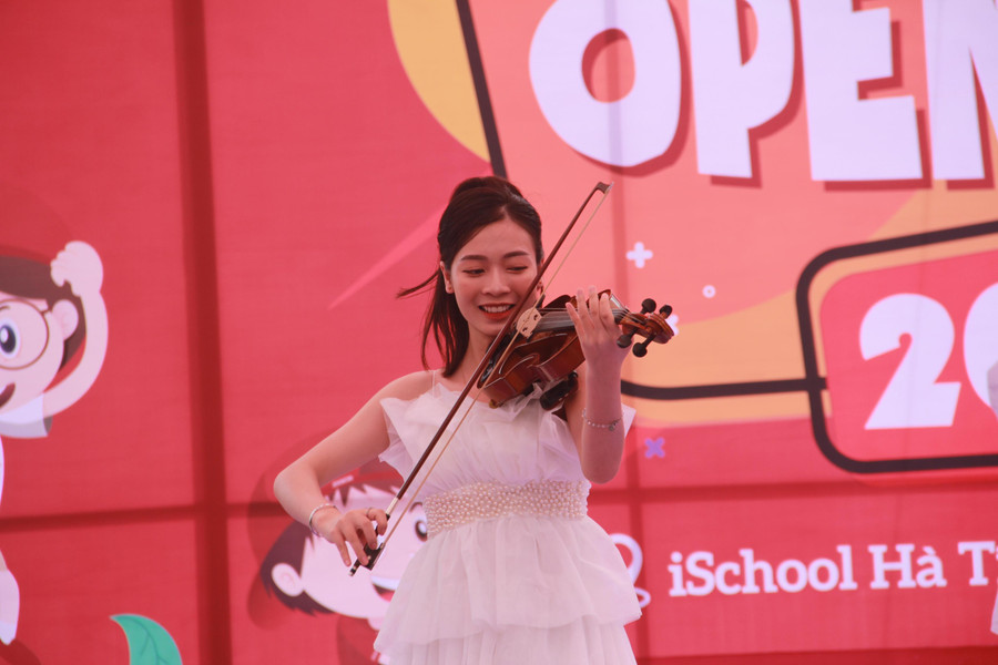 ... giáo viên nhà trường biểu diễn mở màn cho các chuỗi hoạt động của chương trình.