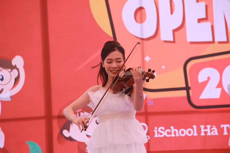 ... giáo viên nhà trường biểu diễn mở màn cho các chuỗi hoạt động của chương trình.