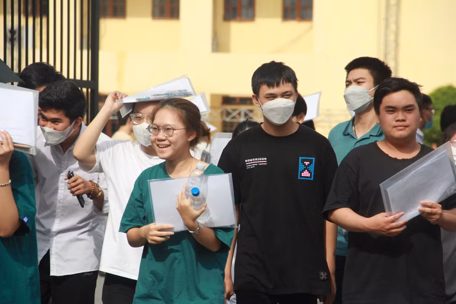 Thí sinh vui vẻ rời phòng thi vì đề dễ.