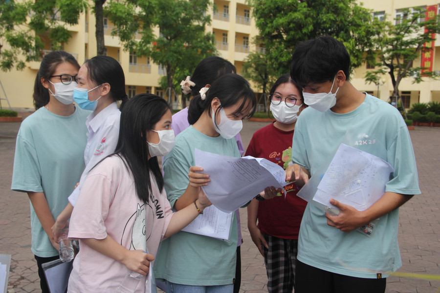 Thí sinh trao đổi bài sau bài thi tổ hợp.