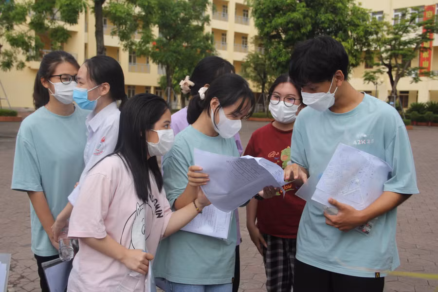 Thí sinh trao đổi bài sau bài thi tổ hợp.