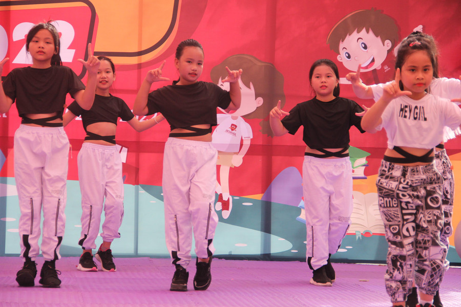 Các tiết mục văn nghệ do các em học sinh và ...