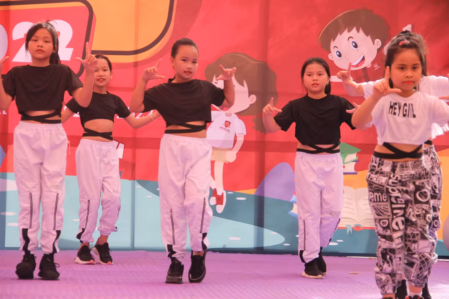 Các tiết mục văn nghệ do các em học sinh và ...