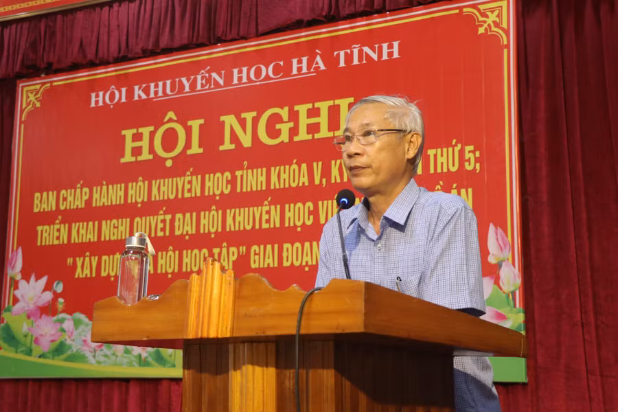 Ông Đoàn Đình Anh, Chủ tịch Hội Khuyến học Hà Tĩnh phát biểu tại hội nghị.