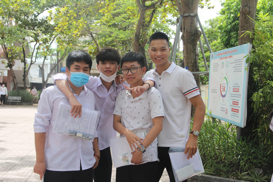 Theo nhiều thí sinh nhận định, đề thi môn Ngữ văn năm nay gần gũi và không khó. Theo nhiều thí sinh nhận định, đề thi môn Ngữ văn năm nay gần gũi và không khó.