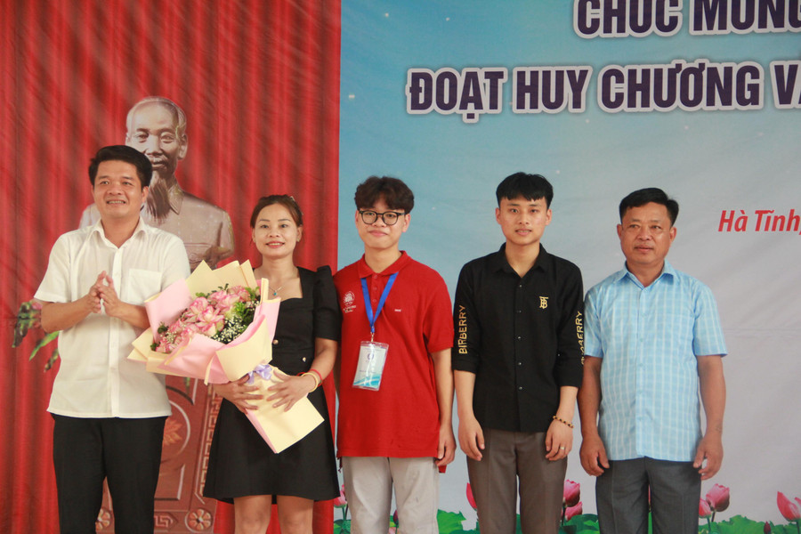 Gia đình em Phan Xuân Hành tại buổi gặp mặt. Gia đình em Phan Xuân Hành tại buổi gặp mặt.