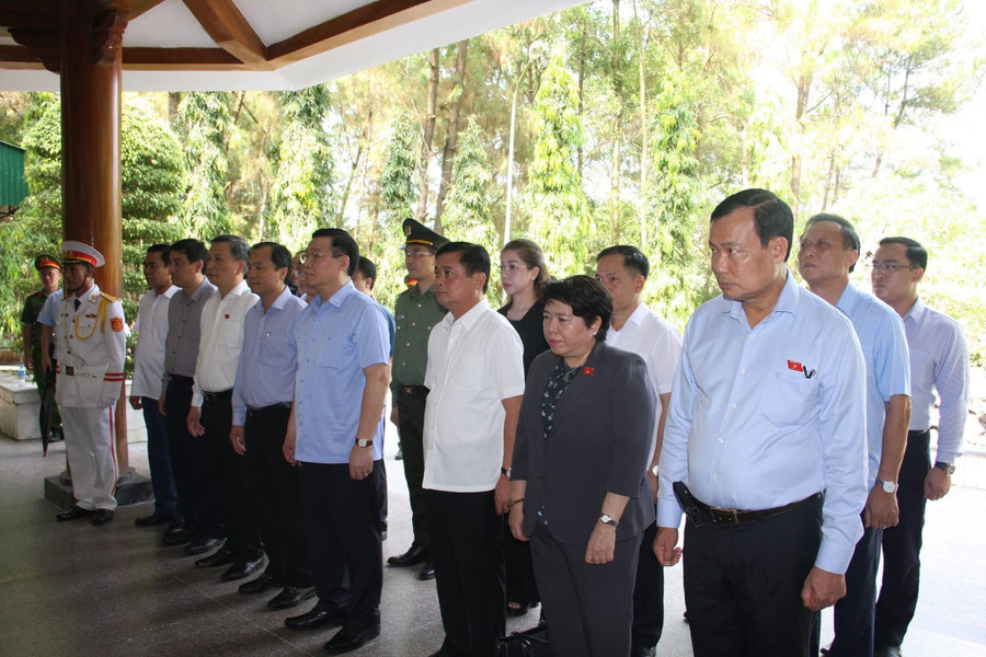Chủ tịch Quốc hội Vương Đình Huệ cùng đoàn công tác Trung ương dâng hương tại Khu di tích quốc gia đặc biệt Ngã Ba Đồng Lộc. Chủ tịch Quốc hội Vương Đình Huệ cùng đoàn công tác Trung ương dâng hương tại Khu di tích quốc gia đặc biệt Ngã Ba Đồng Lộc.