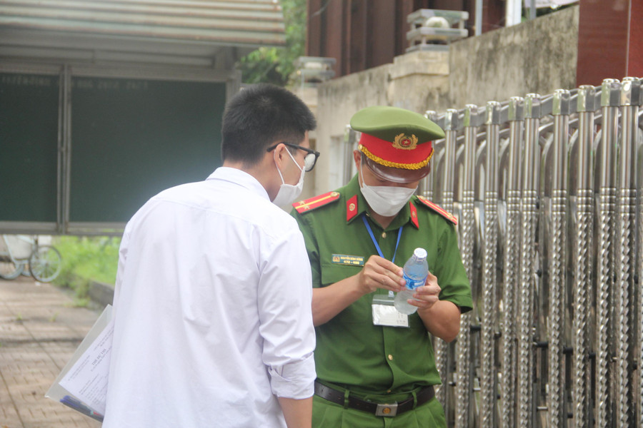 Một chai nước của thi sinh được lực lượng an ninh yêu cầu gỡ bỏ nhãn trước khi đưa vào phòng thi. Một chai nước của thi sinh được lực lượng an ninh yêu cầu gỡ bỏ nhãn trước khi đưa vào phòng thi.