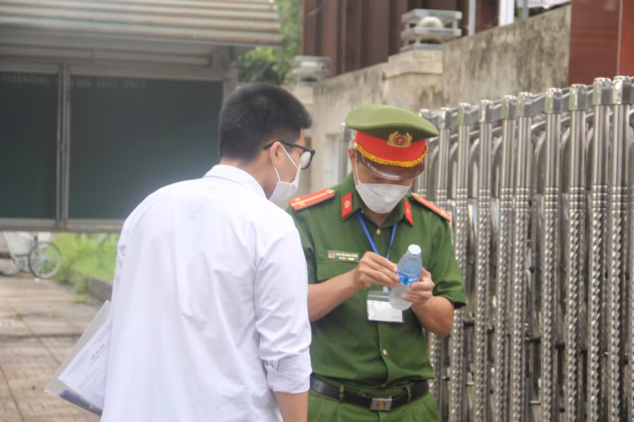 Một chai nước của thi sinh được lực lượng an ninh yêu cầu gỡ bỏ nhãn trước khi đưa vào phòng thi.