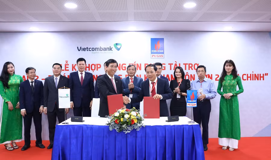 Trao chứng nhận ký kết, mở ra một giai đoạn hợp tác mới giữa PV GAS và Vietcombank
