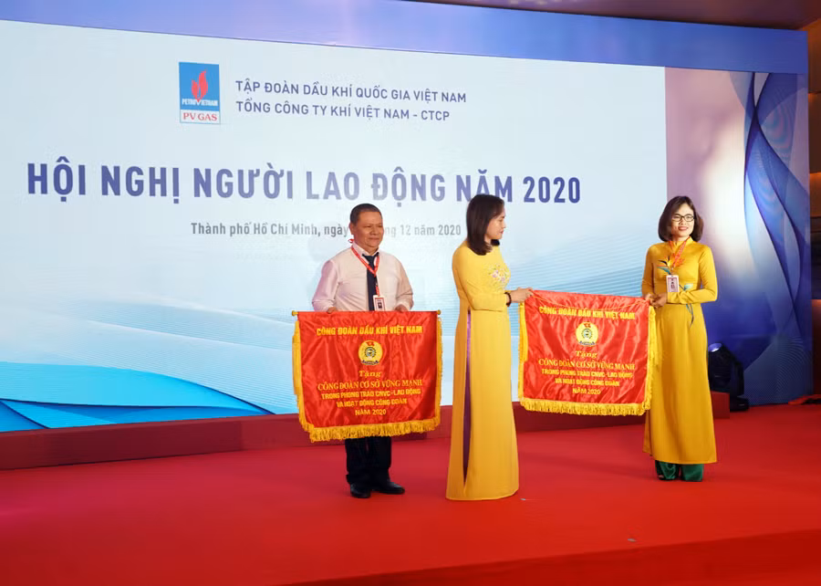 Công đoàn Dầu khí Việt Nam tặng Cờ thi đua cho 2 Công đoàn xuất sắc trực thuộc Công đoàn PV GAS